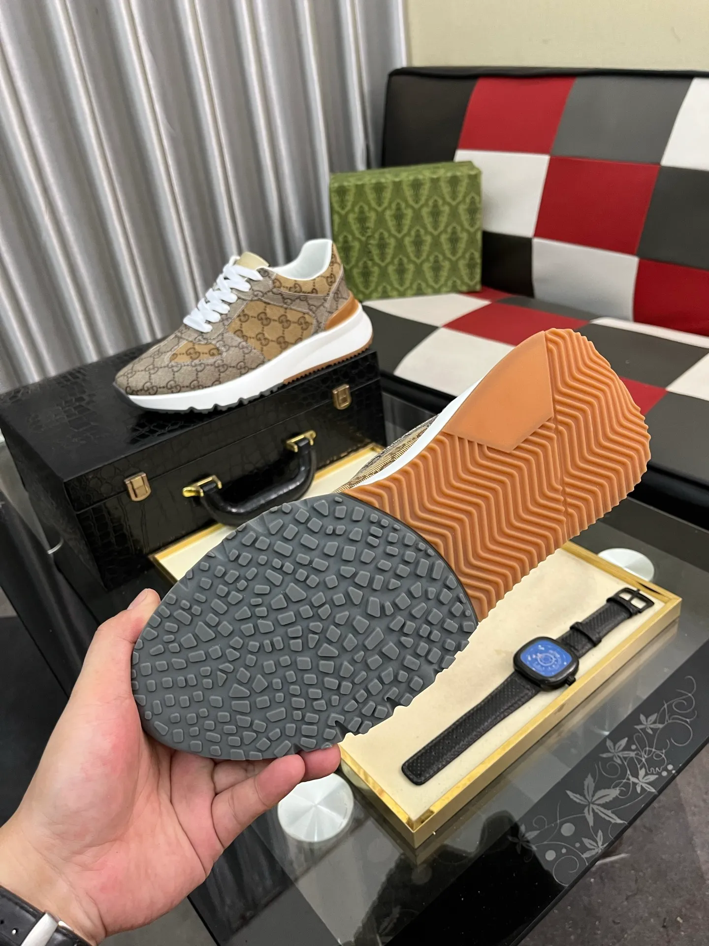 Men's shoes 💰438⌚️⌚️Gucci •Gucci original quality.~ Unique modern style sneakers. 🏃A must-have casual shoe for trendy men😍😍 Original brand imported from Italy, imported original leather, sheep lining (refuses to discolor and grind feet) Sole: Original sole provided by the original factory, French lazy style design ⚠️Fit to the feet, original quality, super comfortable original sole. Just like shooting the real thing 🎬The real thing is better, code number: 38-443️⃣colors available